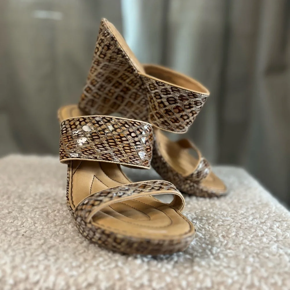 Born Crown Skyler Terra Snake Print Wedge Sandals Sz 8 Beige Brown Leather 4”